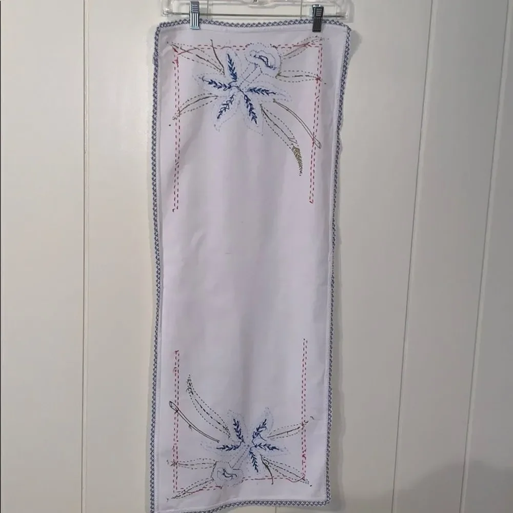 ‎Vtg cotton/linen embroidered table runner